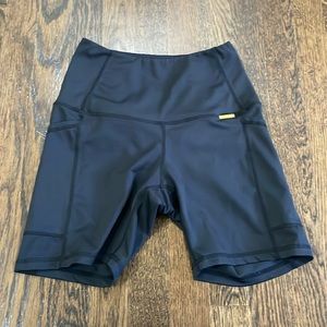 Cleo Harper 6” shorts with pockets. Size S